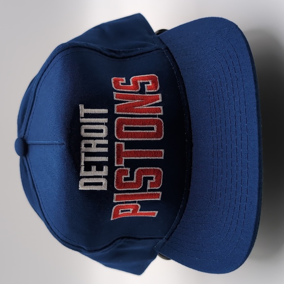 Sideliner| NWOT Vintage NBA Detroit Pistons Blue Sports Cap Snap Back Green Brim - Picture 6 of 10
